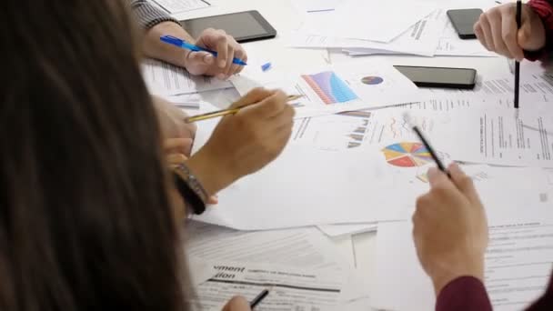 Les Mains Jeunes Collègues Réunion Affaires Analysent Les Tableaux Points — Video