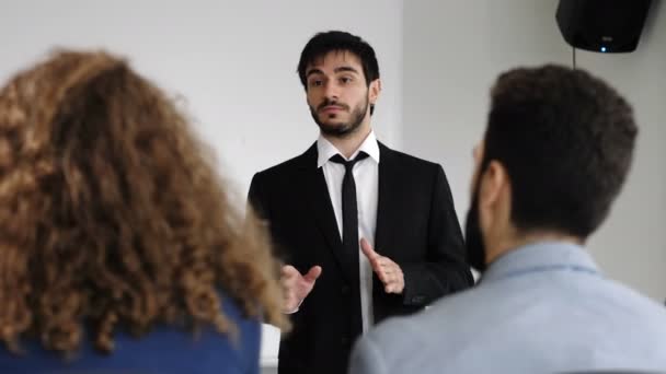 Fiatal Üzletember Beszél Fiatal Menedzserekkel Vezetői Képzésen — Stock videók