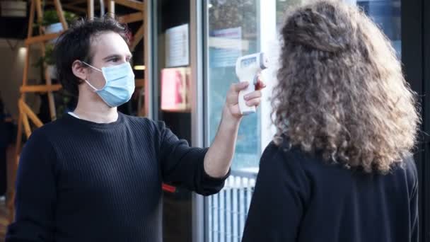 Covid Medir Temperatura Entrada Centro Recreação — Vídeo de Stock