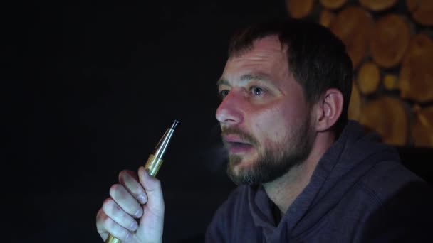 Man rookt waterpijp in een bar. Slow motion — Stockvideo