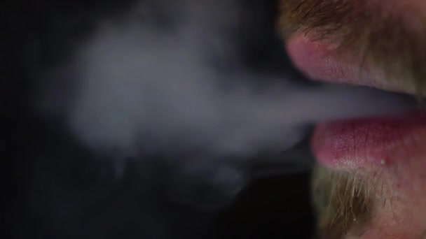 Человек курит кальян в баре. медленное движение губ крупным планом — стоковое видео