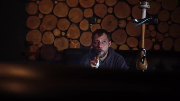 Hombre fuma narguile en un bar . — Vídeos de Stock