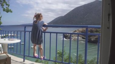 Kız otel ve lagün deniz seyir balkon ayakta