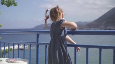 Kız otel ve lagün deniz seyir balkon ayakta