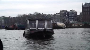 Amsterdam, Hollanda - 3 Mart 2018: Amsterdam'da 3 Mart 2018 kanal tekne yelken