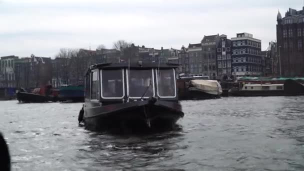 Amsterdam, Holandia - 3 marca 2018: Na kanalach transportowcom 3 marca 2018 w Amsterdam — Wideo stockowe