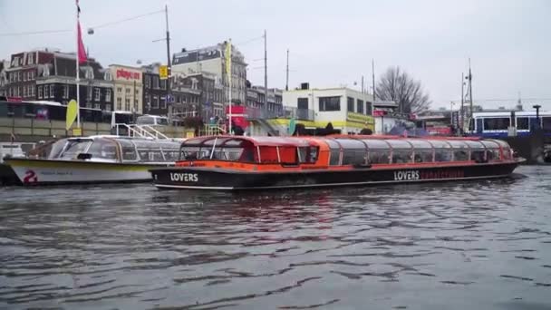 アムステルダムの運河のボートが 2018 年 3 月 3 日過去帆アムステルダム, オランダ - 2018 年 3 月 3 日。 — ストック動画