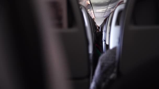 Interior del avión con pasajeros en asientos. temblor debido a la turbulencia — Vídeo de stock