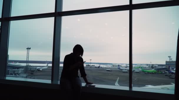 Femme dans le terminal de l'aéroport en attente de vol — Video