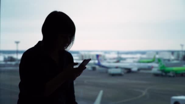 Femme dans le terminal de l'aéroport en attente de vol — Video