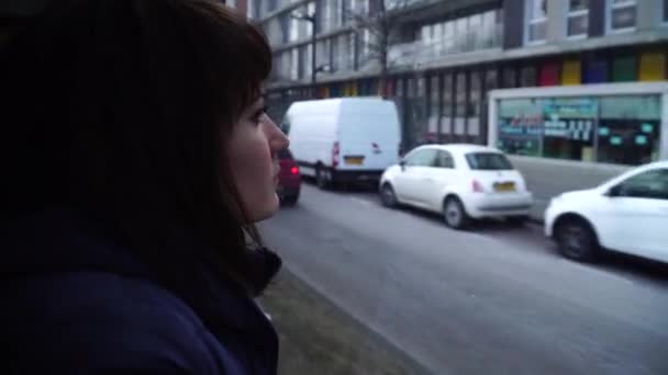 Ragazza sale su un tram per Amsterdam e guarda fuori dalla finestra — Video Stock