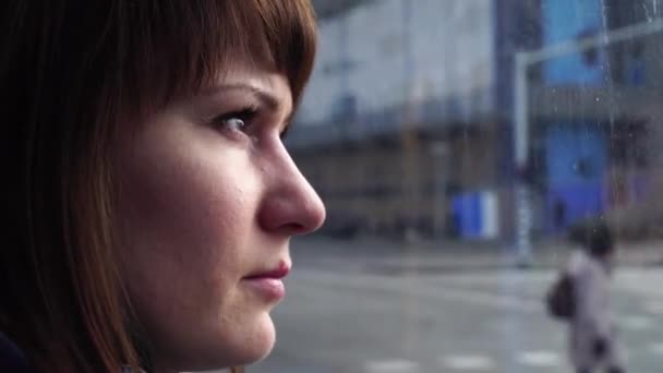 Mädchen Fährt Straßenbahn Nach Amsterdam Und Schaut Aus Dem Fenster — Stockvideo