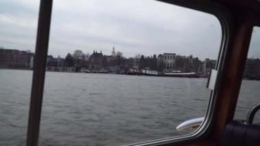 tekne yelken Amsterdam kanalları aracılığıyla. Botun içinde görüntülemek
