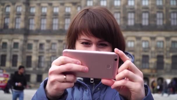 Lány veszi a képek egy okostelefon a Dam tértől. Amszterdam — Stock videók