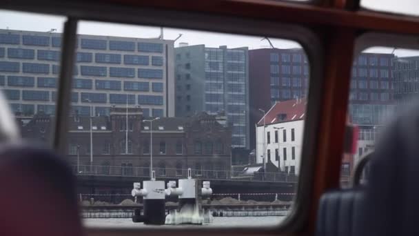 Barco navegar através dos canais em Amsterdã. Vista de dentro do barco — Vídeo de Stock