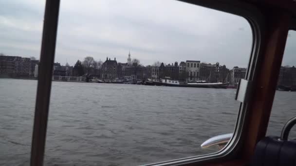 Boot varen door de grachten in Amsterdam. Uitzicht vanaf de boot — Stockvideo