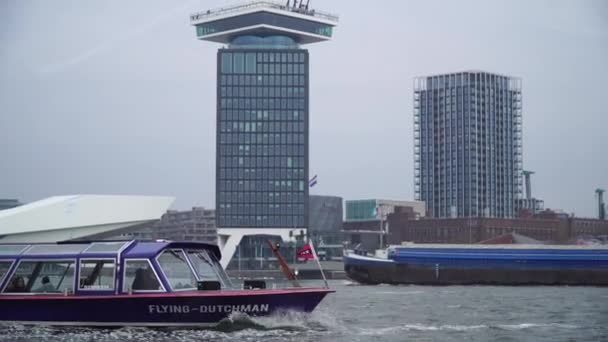 Amsterdam, Nederland - 3 maart 2018: Rondvaartboten varen verleden, 3 maart 2018 in Amsterdam — Stockvideo