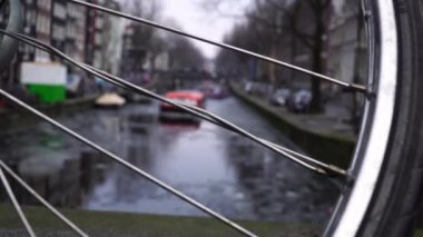 Amsterdam'da dar kanal kanal tekne yelken. Bisiklet Tekerleği ön planda