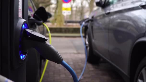 Elektrische auto opladen op parkeren in Amsterdam. — Stockvideo