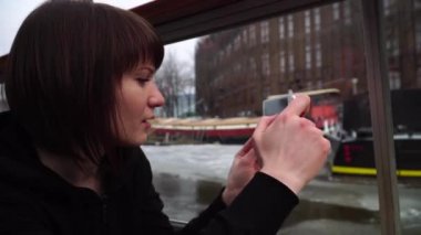 Kız yelken telefon resimleri alır ve Amsterdam kanalları aracılığıyla bir teknede
