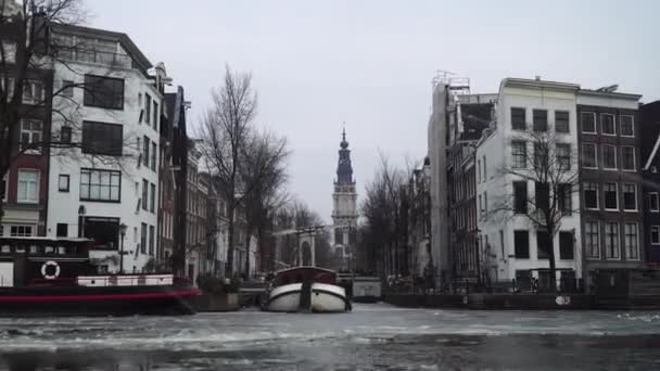 Amsterdamse gracht in ijs. — Stockvideo