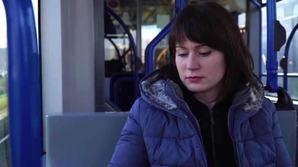 Fille assise dans un tram à Amsterdam et regarde par la fenêtre — Video