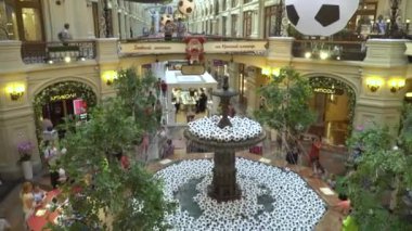 Futbol topu sürü Dünya Kupası 2018 dekorasyon olarak, Moskova Merkez evrensel alışveriş fıskiyede yüzen. 1 Temmuz 2018 Moskova, Rusya.