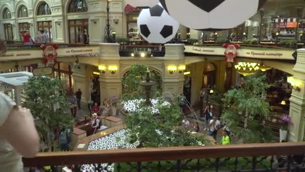 Muchas pelotas de fútbol están flotando en la fuente de la Central Universal Department Store de Moscú como decoración de la Copa del Mundo 2018. 1 de julio de 2018 en Moscú, Rusia . — Vídeo de stock