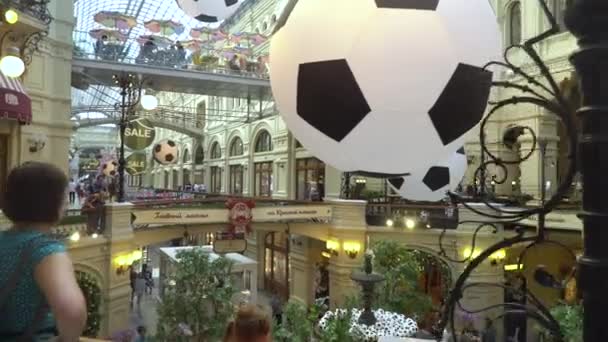 Un sacco di palloni da calcio galleggiano nella fontana del Moscow Central Universal Department Store come decorazione della Coppa del Mondo 2018. luglio 1, 2018 in Mosca, Russia . — Video Stock