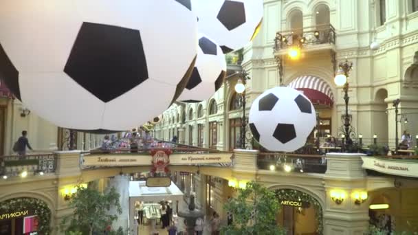 Muchas pelotas de fútbol están flotando en la fuente de la Central Universal Department Store de Moscú como decoración de la Copa del Mundo 2018. 1 de julio de 2018 en Moscú, Rusia . — Vídeo de stock