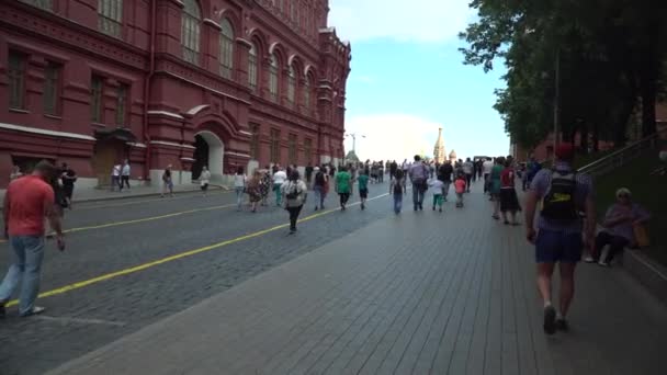 MOSCOW, - July 1: Crowd of locals people fans at the Red Square during FIFA World Cup 2018. July 1, 2018 in Moscow, Russia. — Stock Video