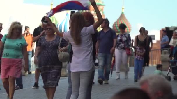 モスクワ、7 月 1 日 -: 地元の人々 および Fifa ワールド カップ 2018 中に赤の広場でのファンの群集。2018 年 7 月 1 日、ロシアのモスクワで. — ストック動画