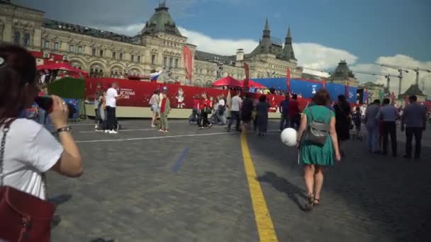 Moskou - 1 juli: menigte van locals mensen en fans in de buurt van fan zone op het Rode plein tijdens de Fifa World Cup 2018. Juli 1, 2018 in Moskou, Rusland. — Stockvideo