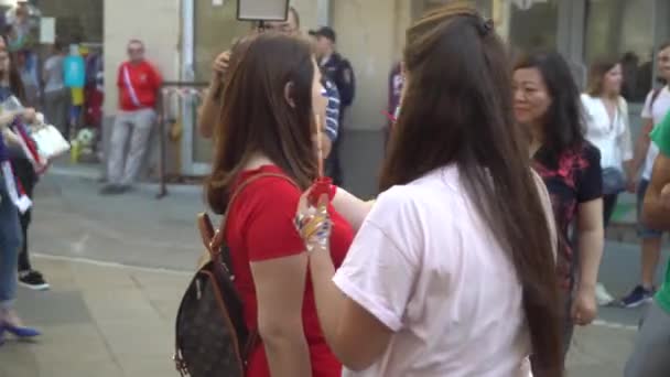 Rusland, Moskou, 1 juli, 2018. Voetbal fan met Russische vlag schilderen op gezicht. — Stockvideo