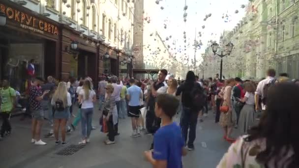 Moskou, 1 juli, 2018. De ventilators van de voetbal in het centrum van Moskou. De periode van de internationale Fifa World Cup 2018 in Rusland — Stockvideo