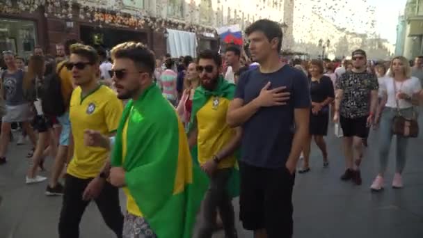 MOSCÚ, JULIO 1, 2018. Los aficionados al fútbol ven el partido y apoyan a su equipo en la calle Nikolskaya. Período de la Copa Mundial de Fútbol 2018 en Rusia . — Vídeos de Stock