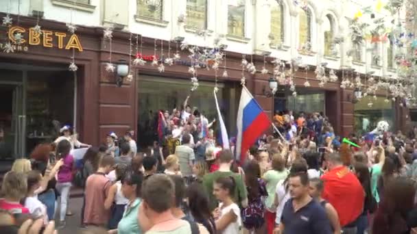 MOSCÚ, JULIO 1, 2018. Los aficionados al fútbol ven el partido y apoyan a su equipo en la calle Nikolskaya. Período de la Copa Mundial de Fútbol 2018 en Rusia . — Vídeo de stock