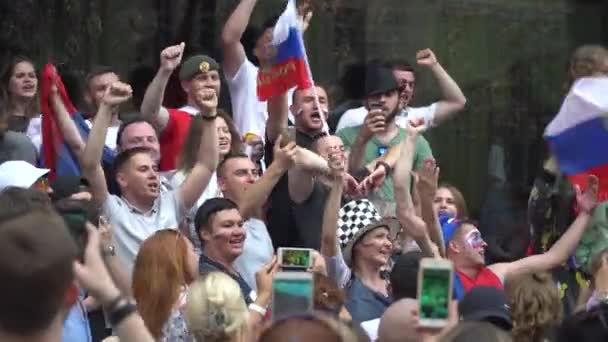 MOSCÚ, JULIO 1, 2018. Los aficionados al fútbol ven el partido y apoyan a su equipo en la calle Nikolskaya. Período de la Copa Mundial de Fútbol 2018 en Rusia . — Vídeo de stock