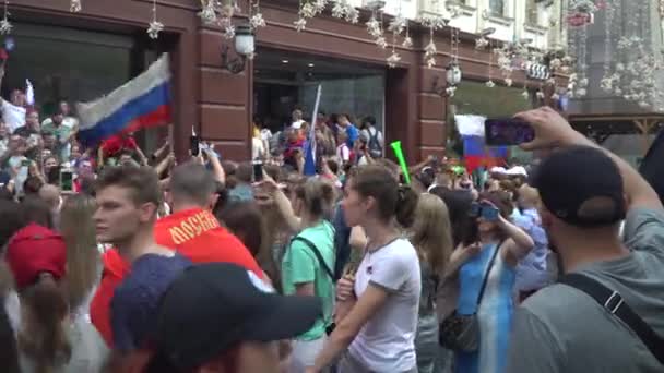 MOSCOW, 1 de julho de 2018. Os fãs de futebol assistem ao jogo e apoiam sua equipe na Nikolskaya Street. O período da Copa do Mundo Internacional FIFA 2018 na Rússia . — Vídeo de Stock