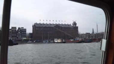 tekne yelken Amsterdam kanalları aracılığıyla. Botun içinde görüntülemek