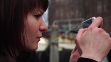 Kız yelken telefon resimleri alır ve Amsterdam kanalları aracılığıyla bir teknede.