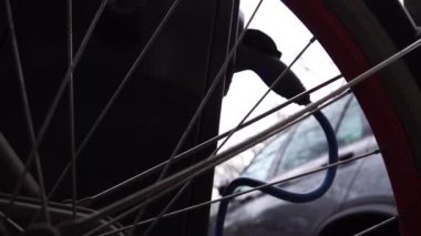 Elektrikli araba arka plan üzerinde bir bisiklet tekerleği Amsterdam'da şarj.