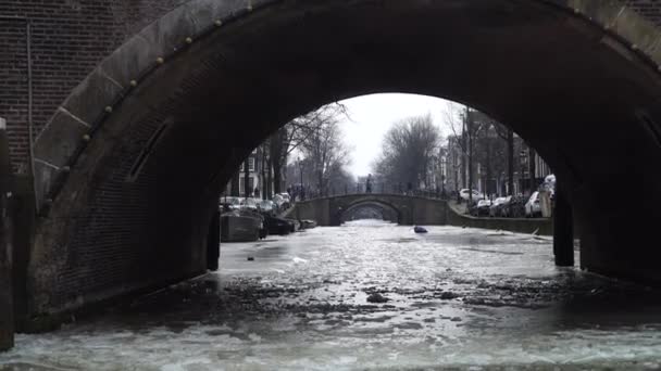 Ijzig het kanaal van amsterdam. uitzicht vanaf de boot — Stockvideo
