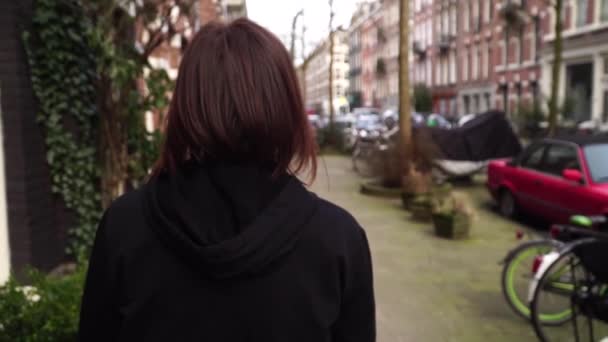 Tjej går ner på gatan i Amsterdam. slowmotion — Stockvideo