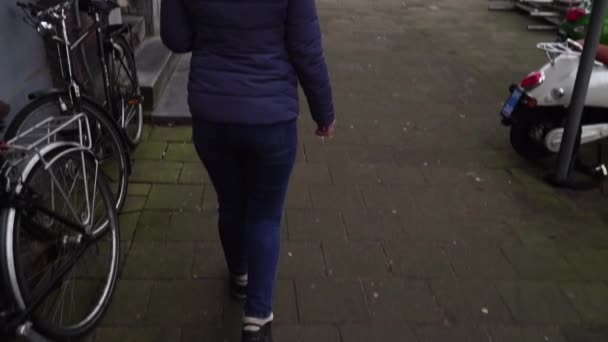 European lady tourist walks the city. slow motion — Stock Video