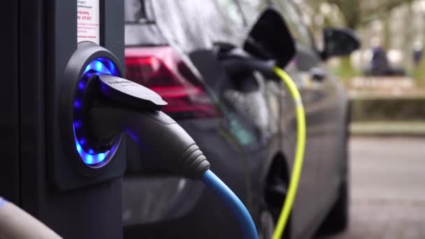 Электрический автомобиль зарядки на парковке в Амстердаме . — стоковое видео