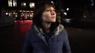 Kız turist yürümek Red light district Amsterdam. akşam