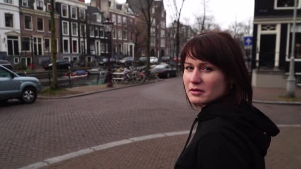 Senhora turista europeia caminha pela cidade. câmara lenta — Vídeo de Stock