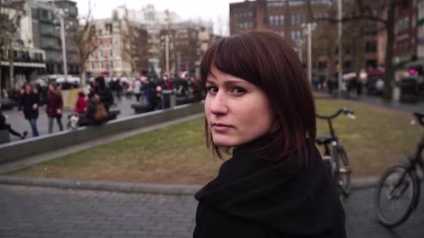 Menina caminha rua abaixo em Amsterdam Rembrandtplein. câmara lenta — Vídeo de Stock