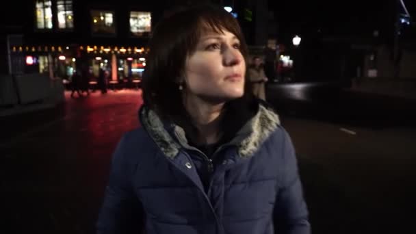 Passeggiata turistica ragazza sul quartiere a luci rosse di Amsterdam. sera — Video Stock